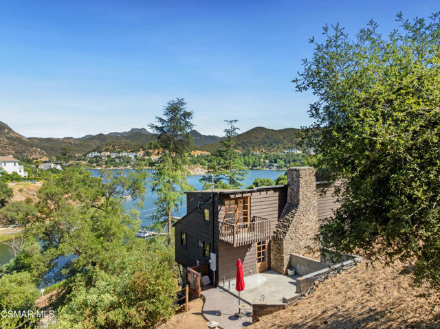 141 Lake Sherwood Drive, Lake Sherwood CA: https://media.crmls.org/mediaz/2ca6ec4c-bef7-4a57-adfe-445de1e23b00.jpg