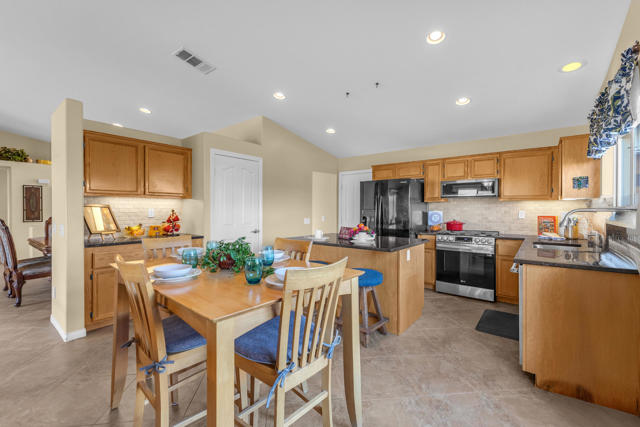 83480 Firecliff Court Court, Indio CA: https://media.crmls.org/mediaz/2ca75353-a42f-4be5-9791-2187c1df3b1e.jpg