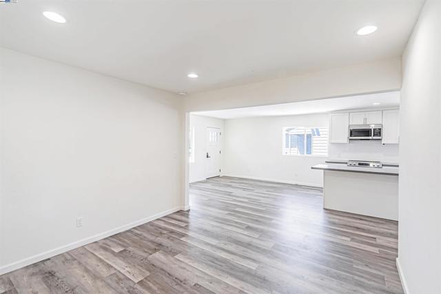 24576 Oneil Ave, Hayward CA: https://media.crmls.org/mediaz/2ca7ca91-cc04-4246-bc13-0258c5fad2a2.jpg
