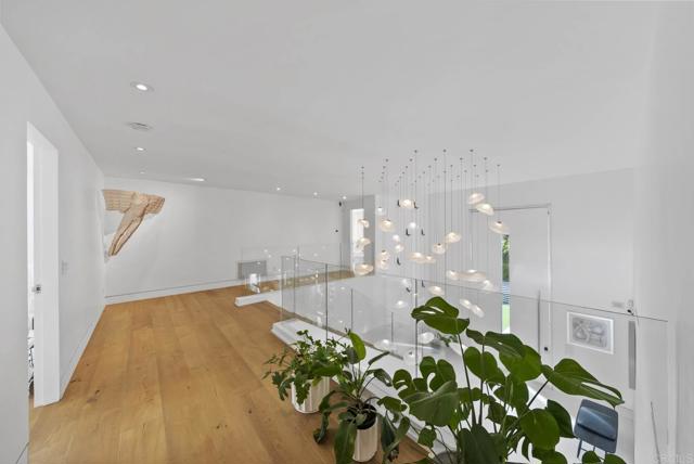 7713 Esterel Dr, La Jolla CA: https://media.crmls.org/mediaz/2ca83ae2-a9d1-454a-8921-b1dbb52f91ba.jpg