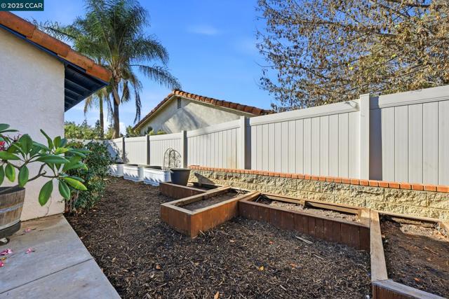 304 Lion Valley Rd, Escondido CA: https://media.crmls.org/mediaz/2ca8dd71-d1a6-4fa7-a51a-43ac211dfec5.jpg