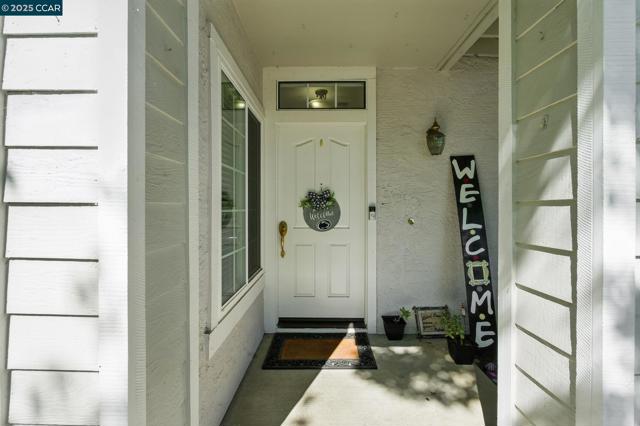 89 Amberfield Ln, Danville CA: https://media.crmls.org/mediaz/2ca9567a-74a9-4688-9dc0-b2d945fc0817.jpg
