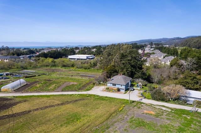 925 Miramontes Street, Half Moon Bay CA: https://media.crmls.org/mediaz/2caa3c8e-2e00-45e2-8819-d4fbf66ba0b4.jpg