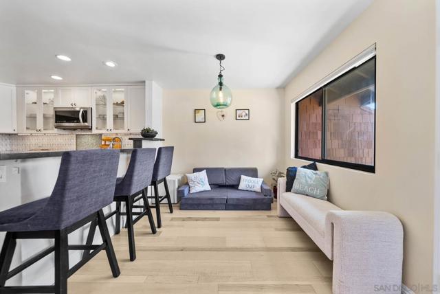 2459 Caminito Ocean Cv, Cardiff by the Sea CA: https://media.crmls.org/mediaz/2caa6a4e-88d7-4ab6-8119-79c56f32b579.jpg
