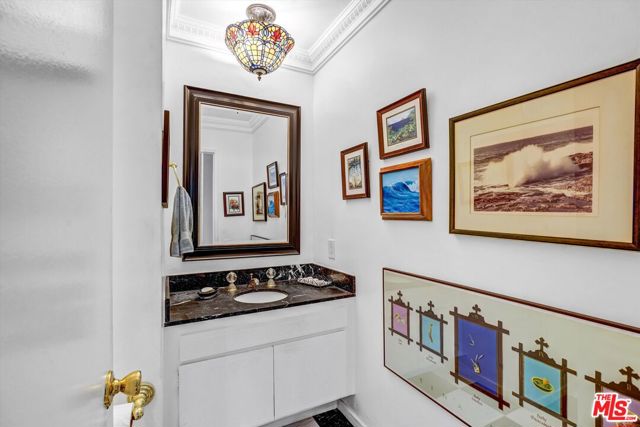 910 S Holt Avenue, Los Angeles CA: https://media.crmls.org/mediaz/2cab5af1-b5ed-4fe3-bf9e-b60af862ea3d.jpg