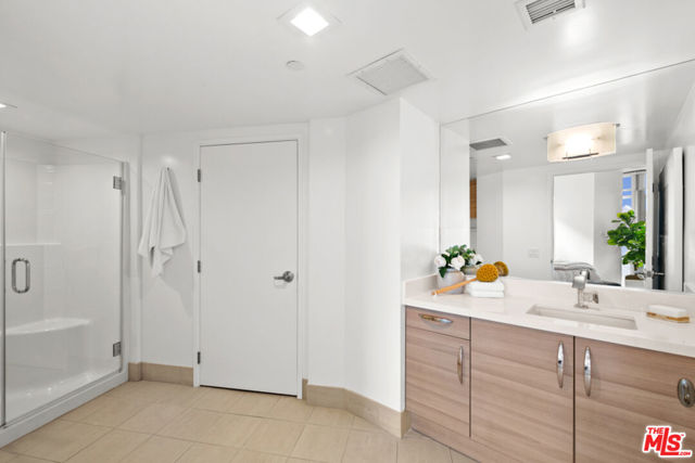 13650 Marina Pointe Drive, Marina del Rey CA: https://media.crmls.org/mediaz/2cac3e37-be5c-4c90-926f-67163c82d65b.jpg