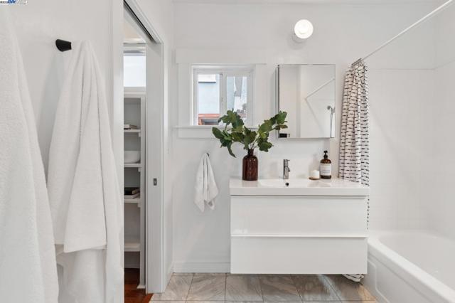 951 Madison St, Albany CA: https://media.crmls.org/mediaz/2cacd762-3b92-41e0-b16a-3d4cbc354f01.jpg