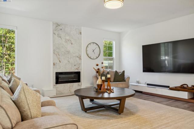 418 Golf Ct, Walnut Creek CA: https://media.crmls.org/mediaz/2cad87bc-e3ae-45ba-8eee-513ed9934058.jpg