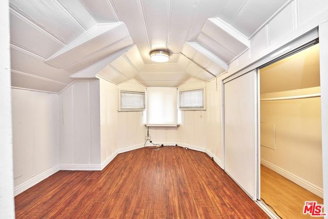 1147 S Mariposa Avenue, Los Angeles CA: https://media.crmls.org/mediaz/2cadecf9-2d66-43ee-9d0b-52af61ded2d7.jpg
