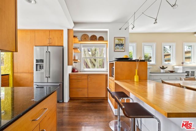 2310 Glencoe Avenue, Venice CA: https://media.crmls.org/mediaz/2cae22a4-d44e-4f51-a7d1-58129c804a71.jpg