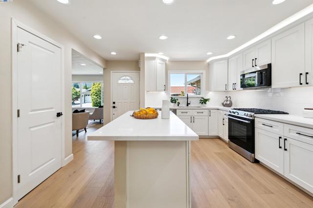 4531 Harper Ct, Pleasanton CA: https://media.crmls.org/mediaz/2caf2472-488d-4e9e-b2e0-a152eddcf64f.jpg