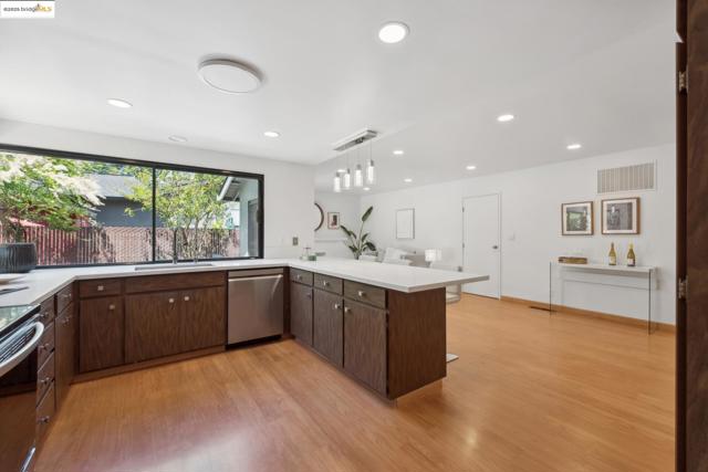13185 Clairepointe Way, Oakland CA: https://media.crmls.org/mediaz/2caf813f-8869-402a-86cb-21b53fddd92e.jpg