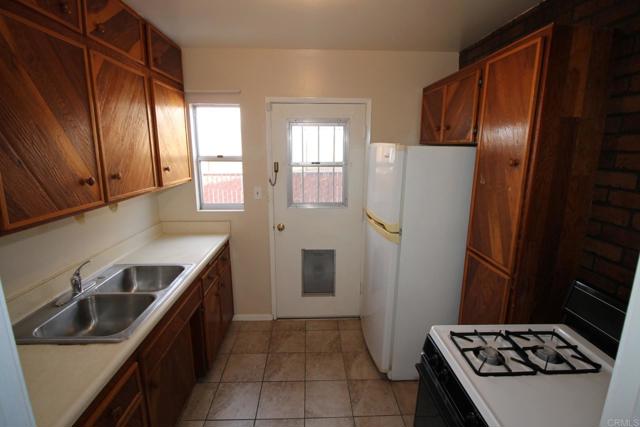742 Jefferson Avenue, Chula Vista CA: https://media.crmls.org/mediaz/2cb04c6e-ba11-4850-bc50-97c593466b0f.jpg