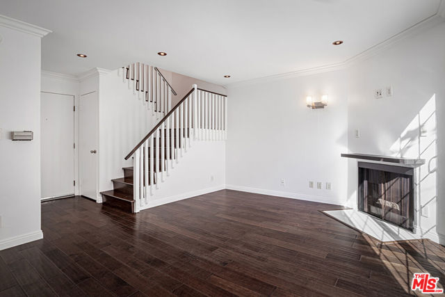 15002 Magnolia Boulevard, 4 photo 3