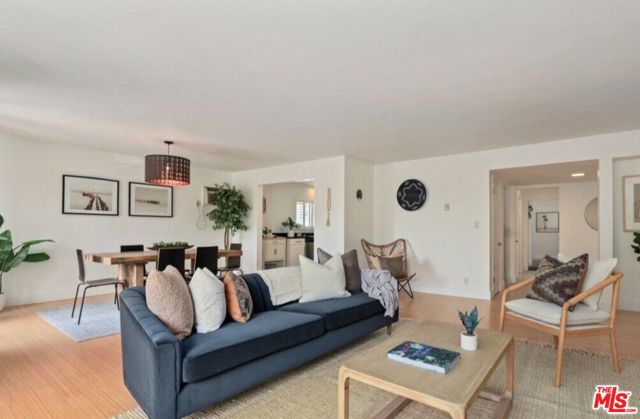 6624 Springpark Avenue, Los Angeles CA: https://media.crmls.org/mediaz/2cb07ee3-c2f9-46df-8832-09f6de297931.jpg