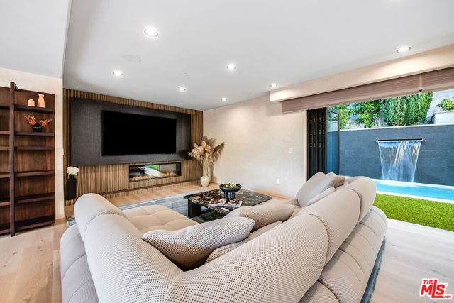 8721 Sunset Plaza Terrace, West Hollywood CA: https://media.crmls.org/mediaz/2cb1dbe6-1a33-4c91-a3f9-765937feee2f.jpg