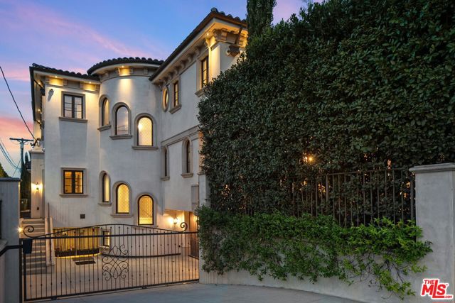 6882 Arizona Avenue, Los Angeles CA: https://media.crmls.org/mediaz/2cb2635b-eb02-4434-91e8-bd5f90218328.jpg