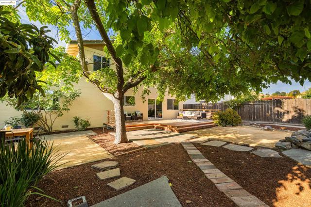 160 Manzanita Pl, Hercules CA: https://media.crmls.org/mediaz/2cb3a269-9394-48ad-955c-084d2615f57d.jpg