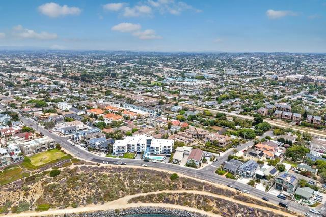 295 Chinquapin Ave, Carlsbad CA: https://media.crmls.org/mediaz/2cb477e0-7c03-4c69-93c7-ee693f0f2cc8.jpg