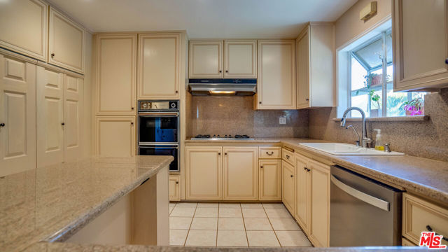 9631 CRYSTAL VIEW Drive, Tujunga CA: https://media.crmls.org/mediaz/2cb49039-b64a-466e-97a5-abfdee1a747d.jpg