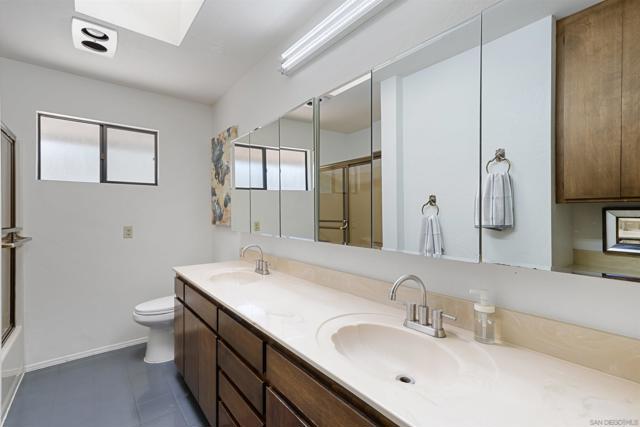 1722 Tierra Libertia Rd, Escondido CA: https://media.crmls.org/mediaz/2cb496e7-4396-418c-b610-75759289630e.jpg