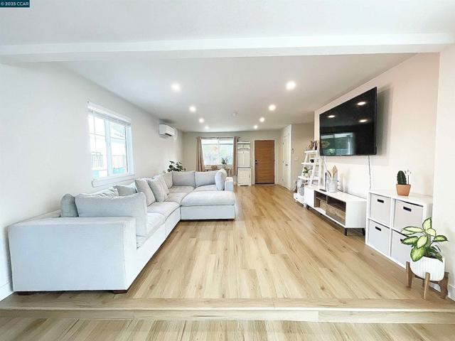 1923 Juliesse Avenue, Sacramento CA: https://media.crmls.org/mediaz/2cb4a7b3-5389-486e-acb6-f3d55dd910c0.jpg