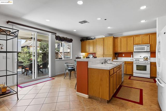 907 Snapdragon Way, Brentwood CA: https://media.crmls.org/mediaz/2cb54148-d128-4087-b8ce-5ce25e957690.jpg