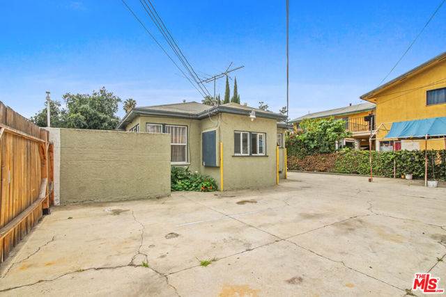 3601 Los Flores Boulevard, Lynwood CA: https://media.crmls.org/mediaz/2cb65579-c175-4f4d-99ff-292e7ce7e07b.jpg