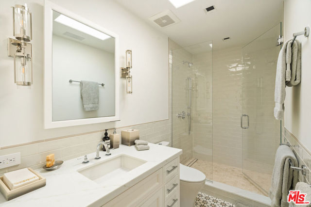 Image 43 of 72 For 705 Palisades Beach Road