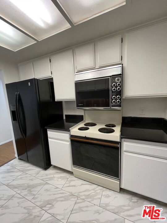 600 W 9th Street, Los Angeles CA: https://media.crmls.org/mediaz/2cb6b06f-7e4a-42f5-bb4a-84daa6a6c636.jpg