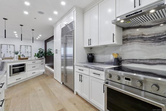 700 Front St, San Diego CA: https://media.crmls.org/mediaz/2cb7f82e-4485-4c2e-b427-2aa23340c199.jpg