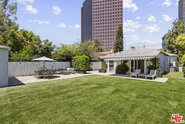 6526 San Vicente Boulevard, Los Angeles CA: https://media.crmls.org/mediaz/2cb83032-406b-49ba-b8ab-182fcdacbe00.jpg
