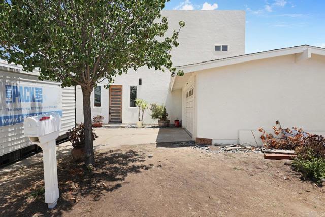 12953 Carriage Rd, Poway CA: https://media.crmls.org/mediaz/2cb8be56-aff7-4f5f-a70c-95bcf80b1527.jpg