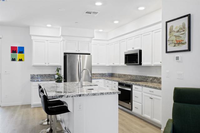 3062 Beaded Mist Walk, Sacramento CA: https://media.crmls.org/mediaz/2cb94035-cfb3-4640-9354-48dad324314e.jpg