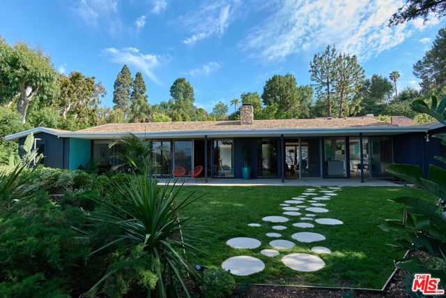 16045 Royal Mount Drive, Encino CA: https://media.crmls.org/mediaz/2cb9caf7-d540-4184-b013-b5431a8c889c.jpg