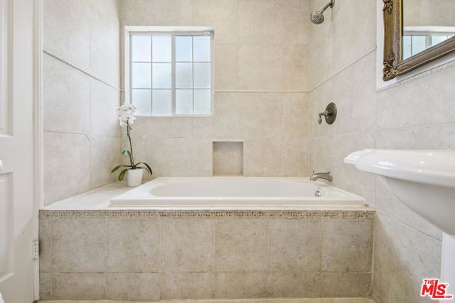 8150 Kenyon Avenue, Los Angeles CA: https://media.crmls.org/mediaz/2cb9f4f9-510d-49b2-9c53-1ae866e07428.jpg