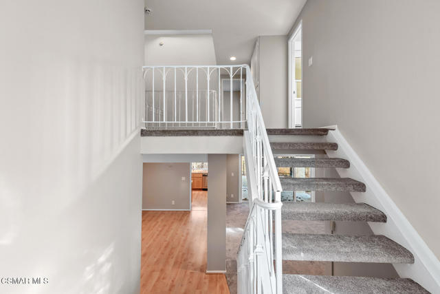 784 N Valley Drive, Westlake Village CA: https://media.crmls.org/mediaz/2cba1b91-50b4-49e3-a56b-bd90ef95b9b3.jpg