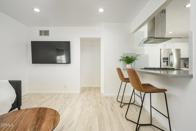 Detail Gallery Image 3 of 18 For 11118 Califa St, North Hollywood,  CA 91601 - 3 Beds | 2 Baths