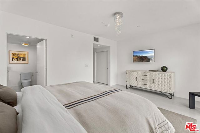 7917 Willoughby Avenue, Los Angeles CA: https://media.crmls.org/mediaz/2cbcfbae-2730-4074-a578-6c3550b9a1ea.jpg