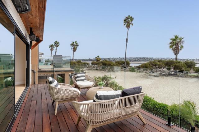 2623 Ocean Front Walk, San Diego CA: https://media.crmls.org/mediaz/2cbead99-4758-4a59-aff7-fc18218395ba.jpg