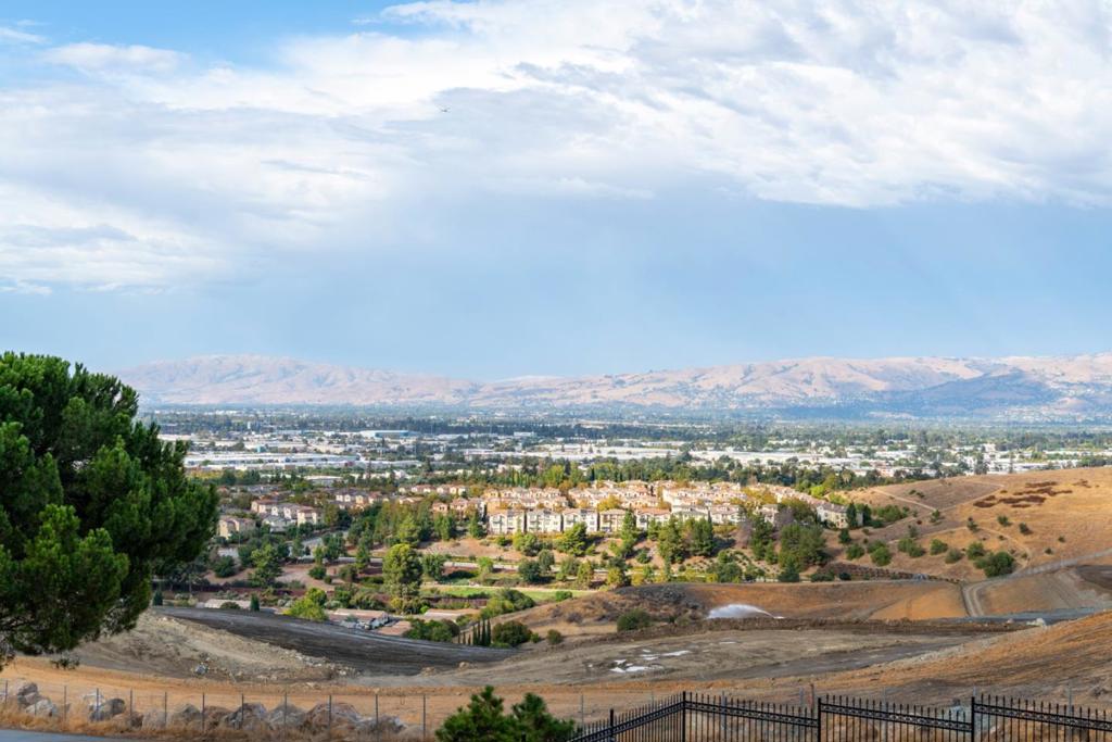 https://media.crmls.org/mediaz/2cbf85de-58bd-41de-8b88-b88ccb29a7b2.jpg?preset=X-Large
