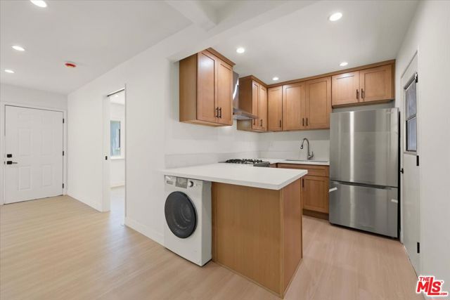 701 Oxford Avenue, Marina del Rey CA: https://media.crmls.org/mediaz/2cbf9f39-2bd1-481b-9c81-69982dc3e213.jpg