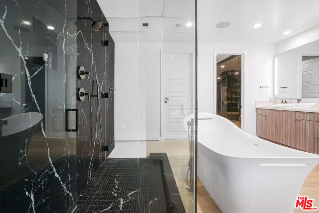 20472 W Windsor Lane, Porter Ranch CA: https://media.crmls.org/mediaz/2cc04a26-f9da-4edd-a56f-3ecd7e125fca.jpg