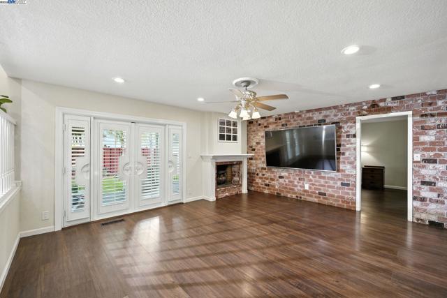 2740 Mohawk Cir, San Ramon CA: https://media.crmls.org/mediaz/2cc0c68e-7a2d-49b9-bc69-d6da3a4b76cf.jpg