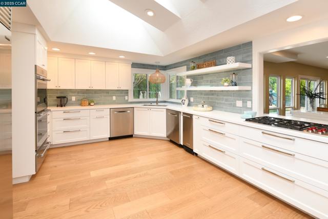 2200 Tice Valley Blvd +3BR ADU, Walnut Creek CA: https://media.crmls.org/mediaz/2cc154e7-b3c0-4b57-86f8-59529a7ea280.jpg