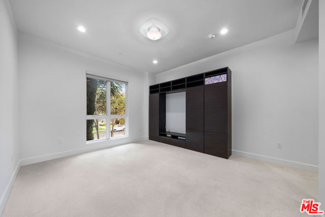 1318 Roxbury Drive, Los Angeles CA: https://media.crmls.org/mediaz/2cc1e6be-85c0-4a8b-8909-6623cf2ef024.jpg