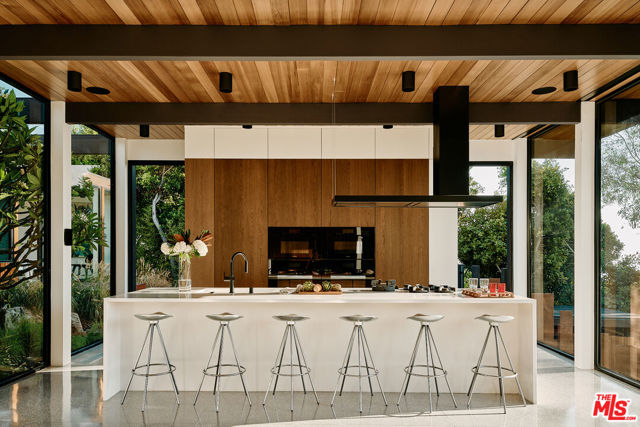 5637 Busch Drive, Malibu CA: https://media.crmls.org/mediaz/2cc2075c-af7e-42b5-a071-ebaff1b13357.jpg
