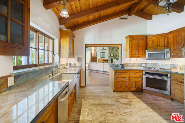 33269 Mulholland Highway, Malibu CA: https://media.crmls.org/mediaz/2cc258d5-8901-48b4-b1c7-b10c370c3d03.jpg