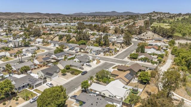724 Hollowglen Road, Oceanside CA: https://media.crmls.org/mediaz/2cc282cb-5923-4c93-bde5-f925b2c74421.jpg