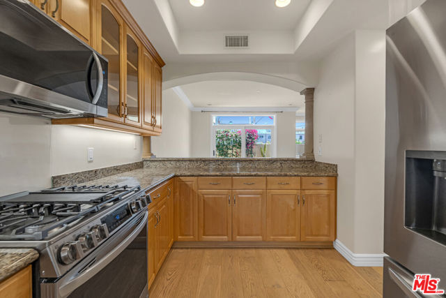 1022 10th Street, Santa Monica CA: https://media.crmls.org/mediaz/2cc32ca6-53e4-4637-be22-299ed2112f99.jpg